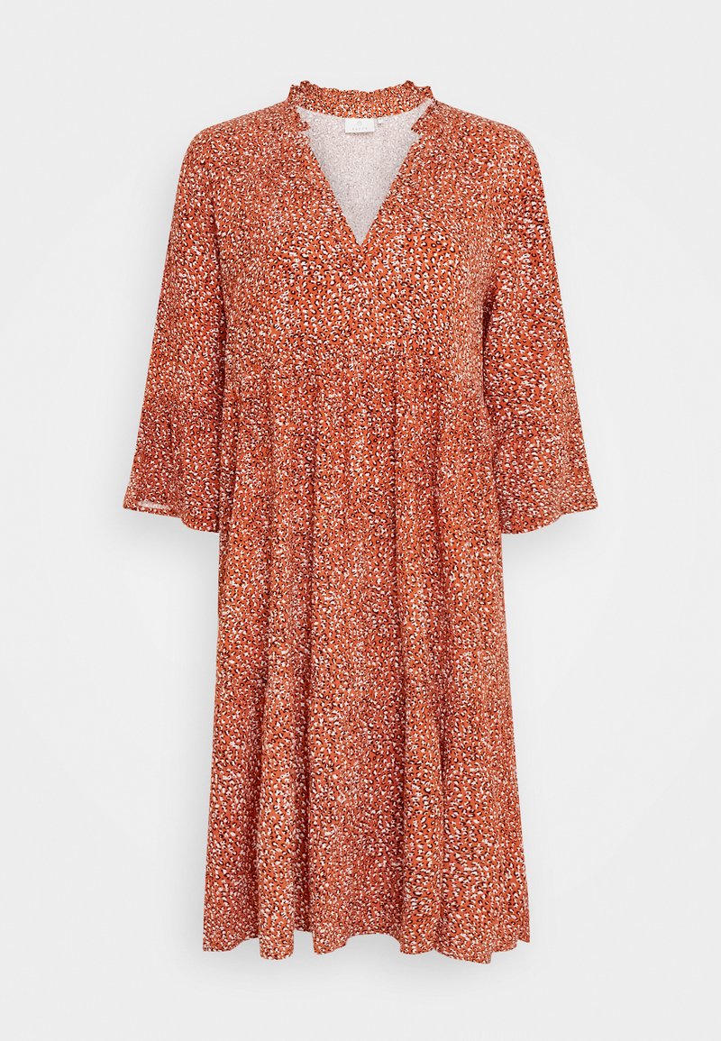 Rotes Blumenkleid mit V-Ausschnitt und gerafftem Kragen. Verfügt über Dreiviertelärmel und einen ausgestellten Rock. Blumenmuster in Weiß und Rosé-Highlights.