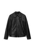 Schwarze Kunstlederjacke mit langen Ärmeln, Kragen und silbernem Reißverschluss mit rundem Zipper am Mittelteil vorne.