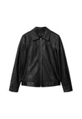 Schwarze Kunstlederjacke mit langen Ärmeln, Kragen und silbernem Reißverschluss mit rundem Zipper am Mittelteil vorne.