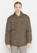 Olivgrüne, isolierteJacke mit Kragen, zwei Brusttaschen und einem vorderen Druckverschluss. Weicher, gesteppten Textur mit elastischen Bündchen.