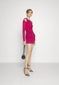 Enganliegendes langärmliges Kleid in leuchtendem Pink mit schwarzen abstrakten Mustern, das über ausgeschnittene Schultern und geraffte Textur verfügt. Das Modell hält eine Tasche.