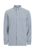 Langarmhemd aus hellblauem Stoff, mit einem Button-Down-Kragen, einer Frontleiste mit beigen Knöpfen und einem kleinen gestickten Logo auf der Brust.