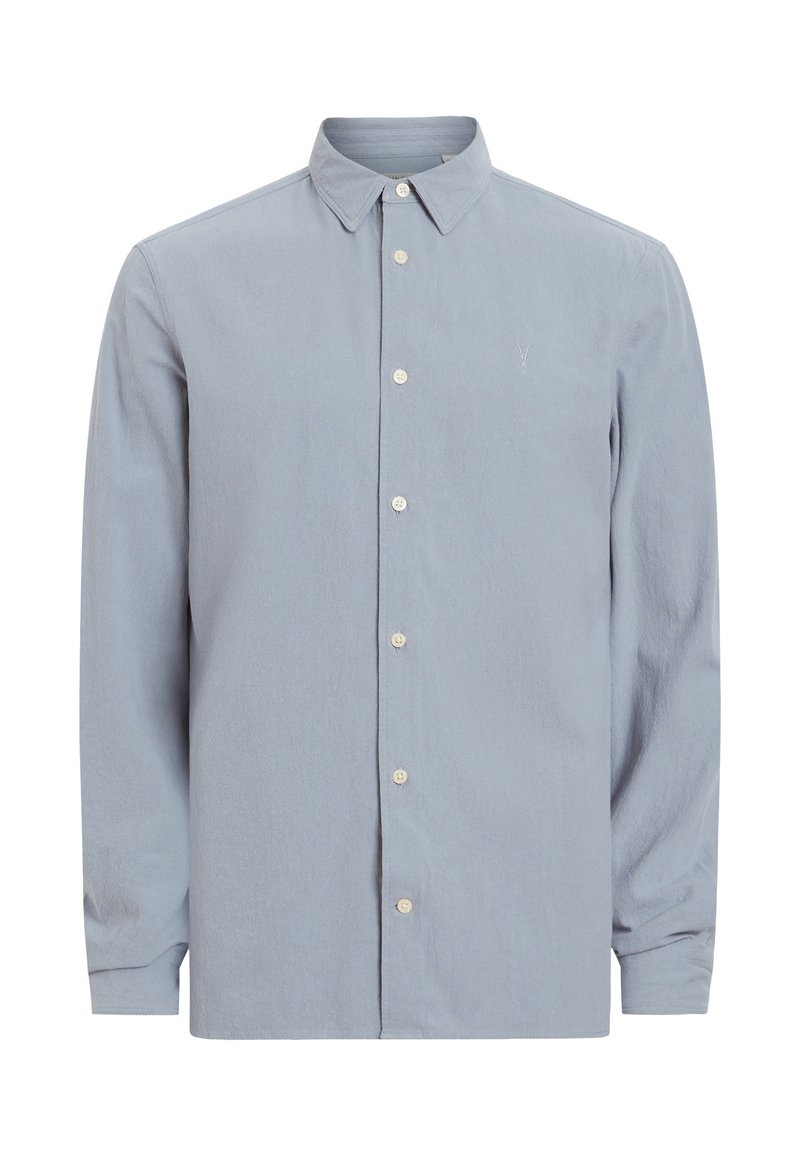 Langarmhemd aus hellblauem Stoff, mit einem Button-Down-Kragen, einer Frontleiste mit beigen Knöpfen und einem kleinen gestickten Logo auf der Brust.