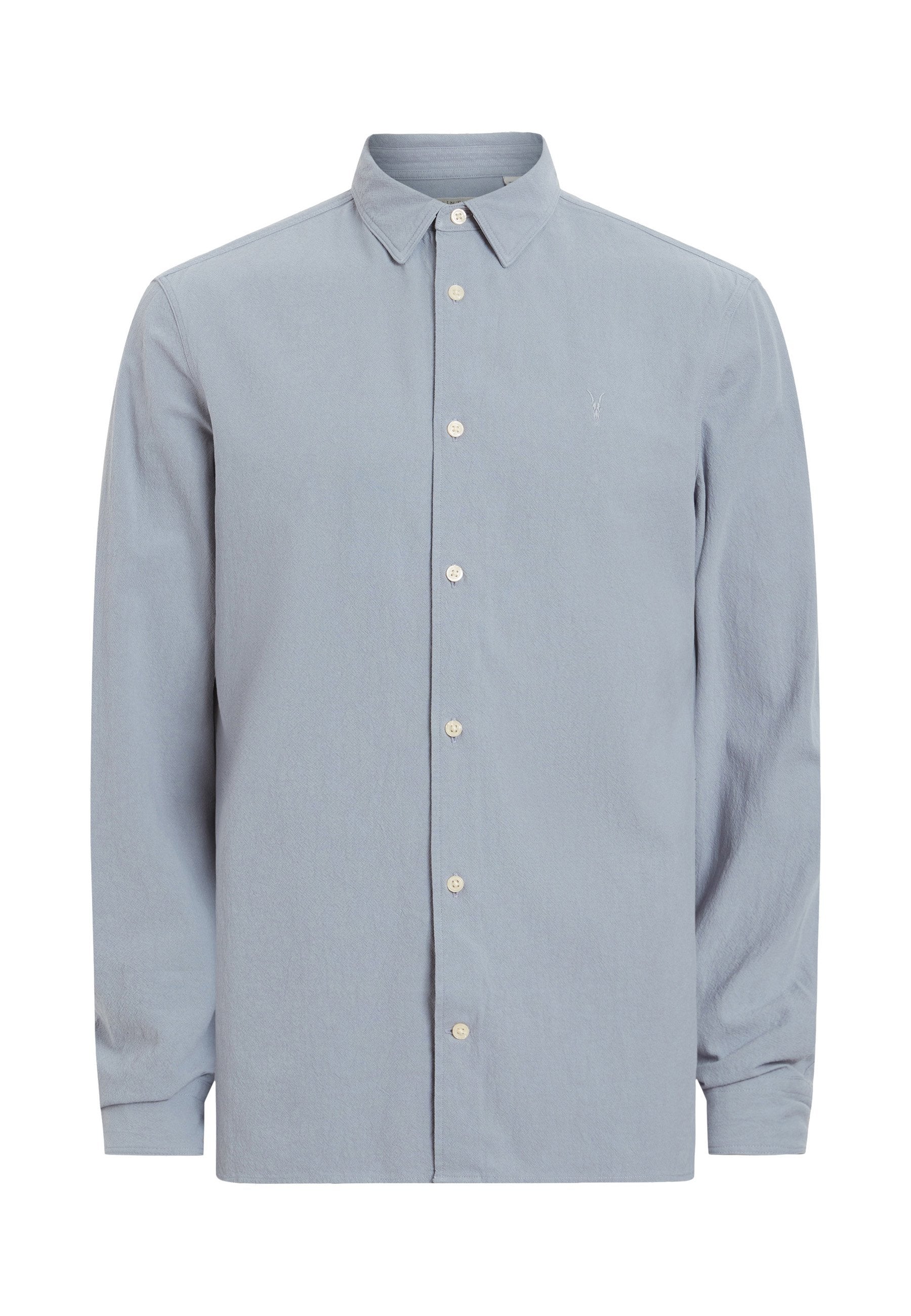 Langarmhemd aus hellblauem Stoff, mit einem Button-Down-Kragen, einer Frontleiste mit beigen Knöpfen und einem kleinen gestickten Logo auf der Brust.