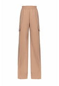 Beige Cargo-Hosen mit weitem Bein, elastischem Bund, Seitentaschen und glatter Stofftextur, die für Komfort und Funktionalität entwickelt wurden.