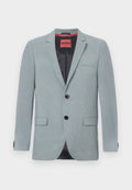 Hellgrauer Blazer aus strukturiertem Stoff, mit schwarzem Futter, zwei vorderen Taschen, Reverskragen und schwarzen Knöpfen. Rotes Etikett innen.