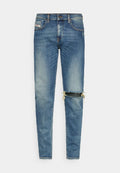 Helle blaue Denim-Jeans in Slim Fit, mit abgewetzten Stellen und einem gefetzten Knie. Klassisches Fünf-Taschen-Design und Knopfverschluss.