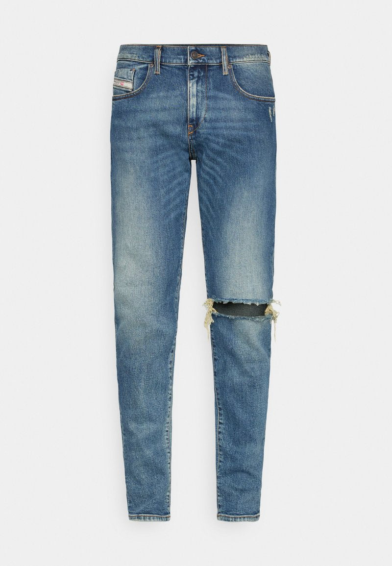 Helle blaue Denim-Jeans in Slim Fit, mit abgewetzten Stellen und einem gefetzten Knie. Klassisches Fünf-Taschen-Design und Knopfverschluss.