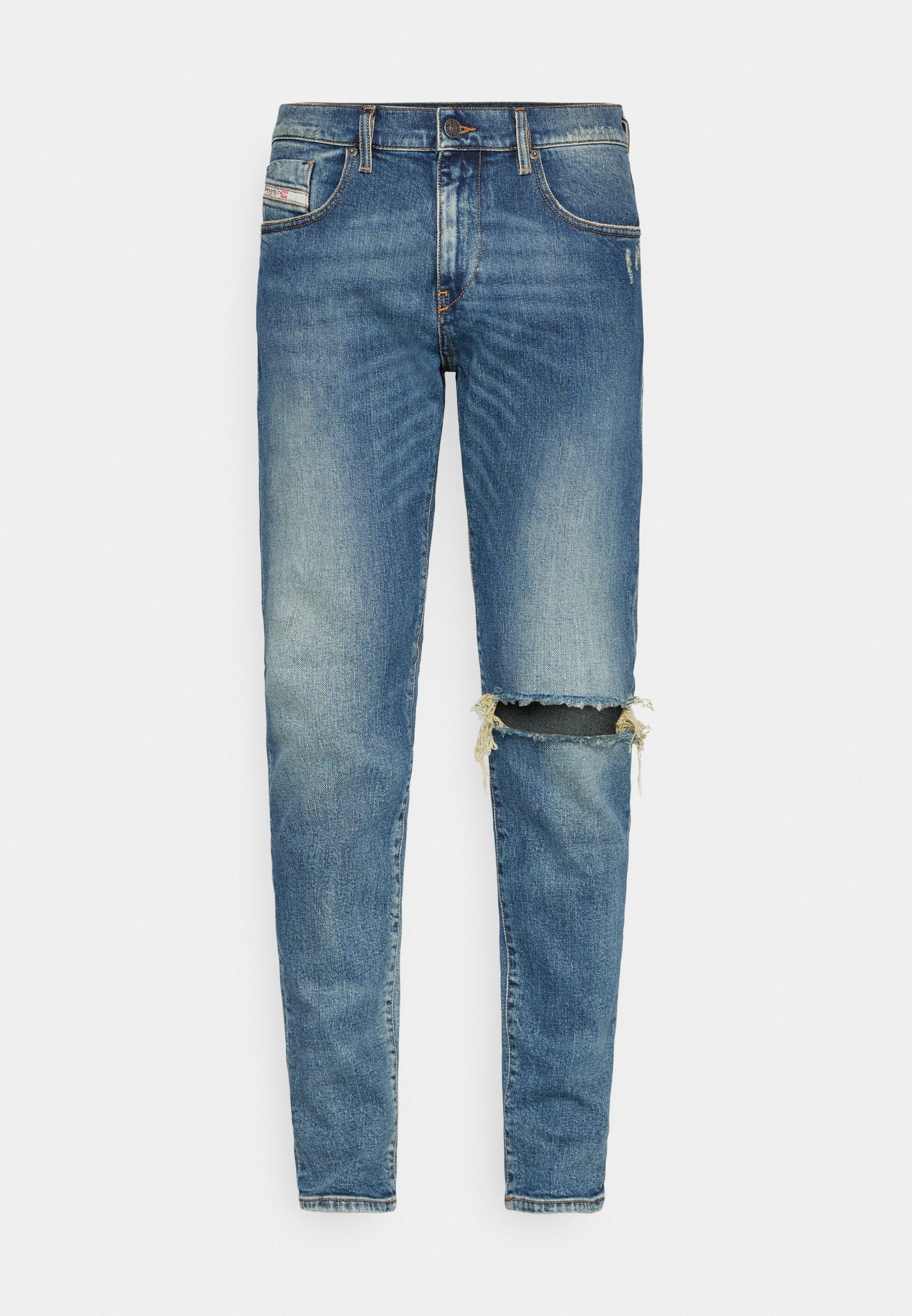 Helle blaue Denim-Jeans in Slim Fit, mit abgewetzten Stellen und einem gefetzten Knie. Klassisches Fünf-Taschen-Design und Knopfverschluss.