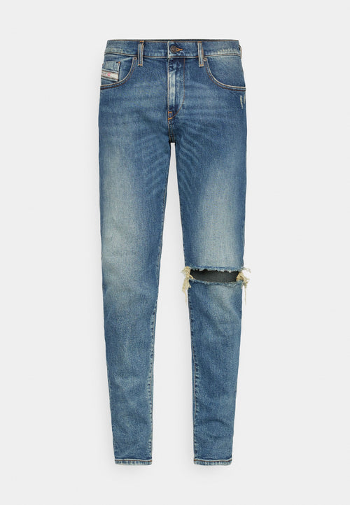 Helle blaue Denim-Jeans in Slim Fit, mit abgewetzten Stellen und einem gefetzten Knie. Klassisches Fünf-Taschen-Design und Knopfverschluss.
