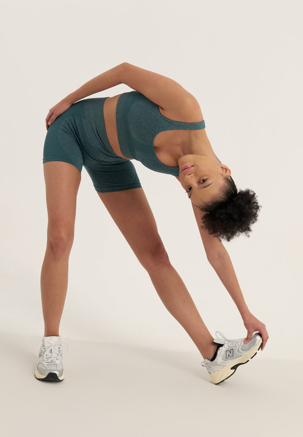 Even&Odd active HIGH RISE SEAMLESS RIB BOOTY SHORTS WITH CONTRAST PANEL