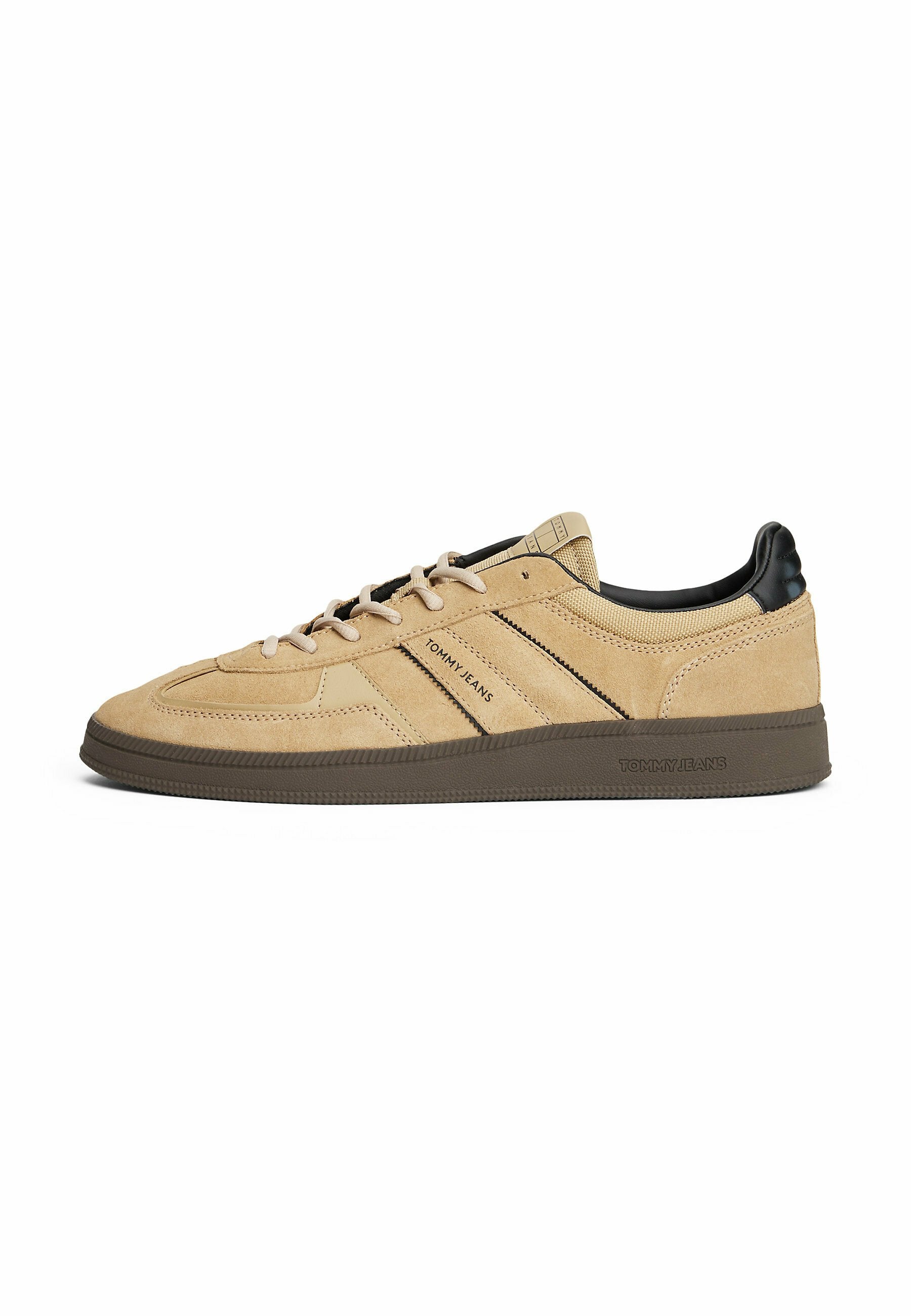 Beige Wildledersneaker mit brauner Gummisohle, ausgestattet mit schwarzem Fersenakzent und drei tonalen Streifen an der Seite. Mit Schnürverschluss.