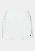 Weiße sportliche Skort mit glatter Textur, elastischem Taillenbund und schwarzem Nike-Logo auf der unteren rechten Seite. Entworfen für aktive Kleidung.