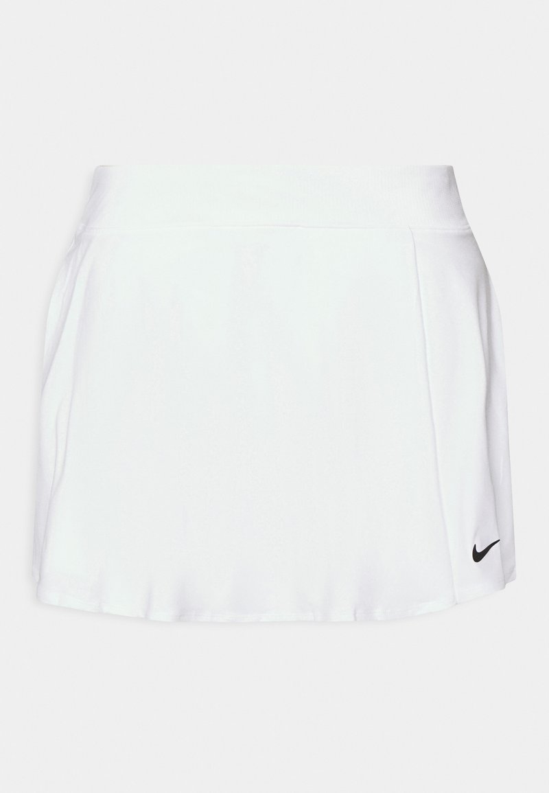 Weiße sportliche Skort mit glatter Textur, elastischem Taillenbund und schwarzem Nike-Logo auf der unteren rechten Seite. Entworfen für aktive Kleidung.