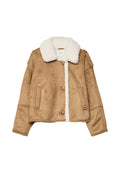 Braune Wildlederjacke mit weißem Fleece-Kragen, Knopfverschluss und seitlichen Taschen, flach auf einem weißen Hintergrund ausgelegt.