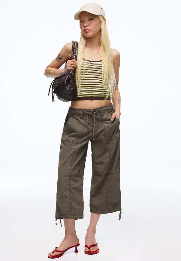 Bershka CAPRI - TROUSERS - Shorts - khaki
