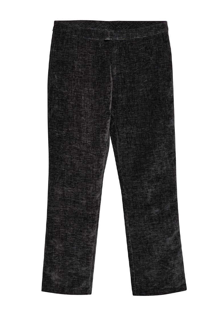 Schwarze, strukturierte Hose mit geradem Schnitt. Elastischer Bund und subtile Unterschiede in der Stoffstruktur.
