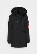 Schwarze Parka-Jacke mit einer Kapuze aus Kunstfell, mehreren Taschen, Knopfverschlüssen und einem roten Etikett-Detail am Ärmel.