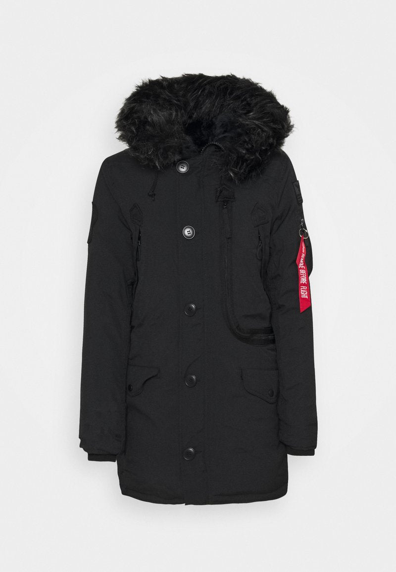 Schwarze Parka-Jacke mit einer Kapuze aus Kunstfell, mehreren Taschen, Knopfverschlüssen und einem roten Etikett-Detail am Ärmel.