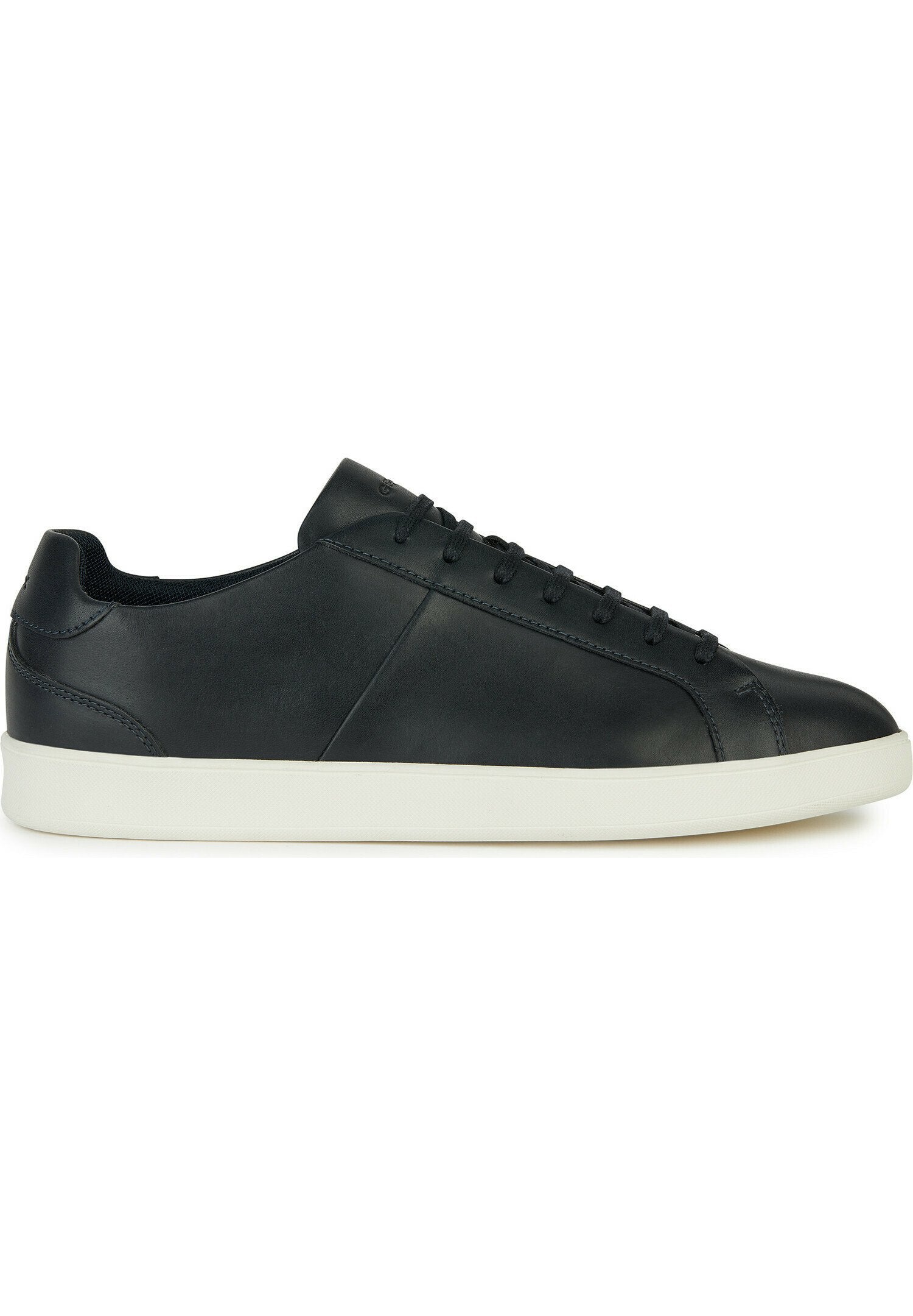 Schwarzer sportlicher Ledersneaker mit dunklen Schnürsenkeln und weißer Gummisohle, von der linken Seite auf einem weißen Hintergrund abgebildet.
