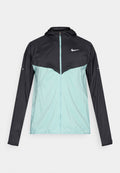 Hellblaue und schwarze Nike-Leichtjacke mit durchgehendem Reißverschluss und Kapuze, mit weißem Nike Swoosh-Logo auf Brust und Ärmeln.