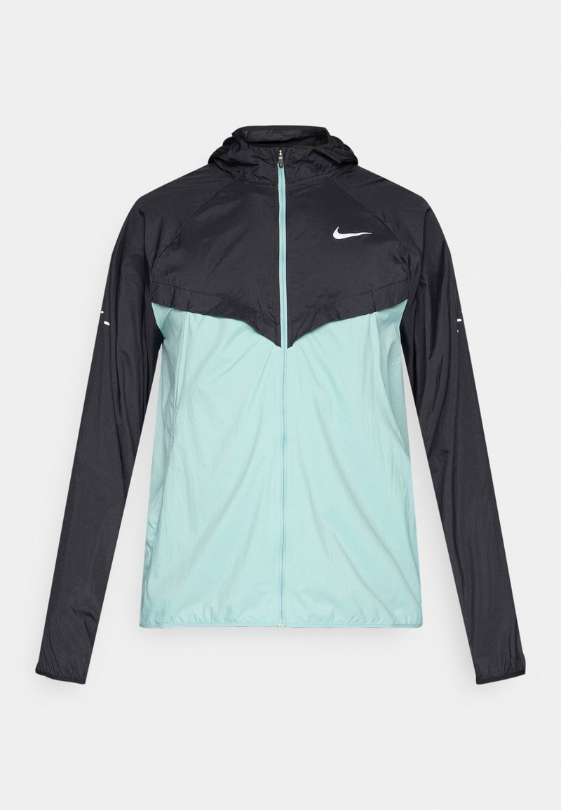 Hellblaue und schwarze Nike-Leichtjacke mit durchgehendem Reißverschluss und Kapuze, mit weißem Nike Swoosh-Logo auf Brust und Ärmeln.