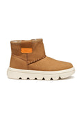 Braune Wildleder-Ankle-Boots mit einer weißen Gummisohle, die ein orangefarbenes Detail an der Rückseite sowie dekorative Nähte entlang der Seite aufweisen.