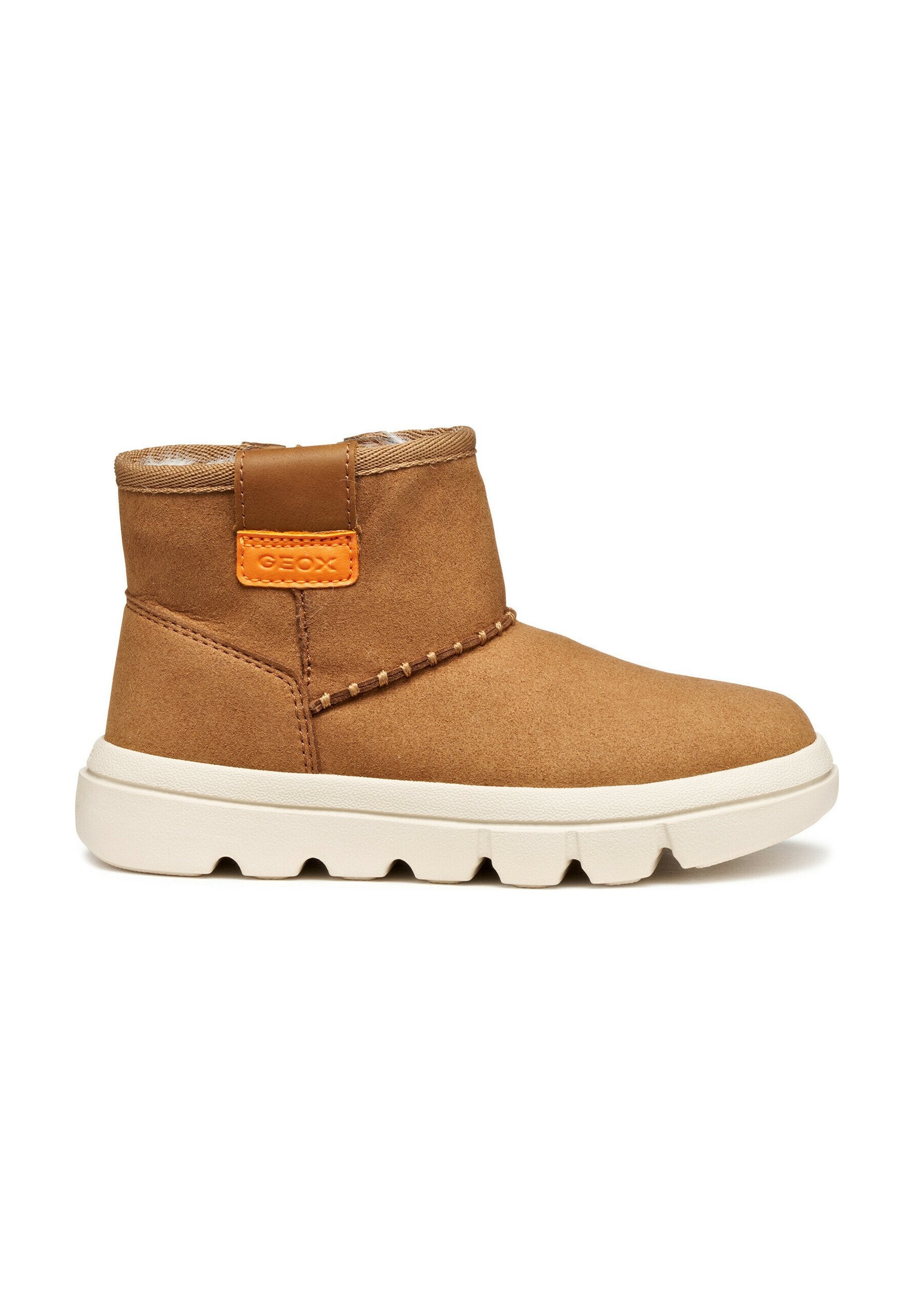Braune Wildleder-Ankle-Boots mit einer weißen Gummisohle, die ein orangefarbenes Detail an der Rückseite sowie dekorative Nähte entlang der Seite aufweisen.