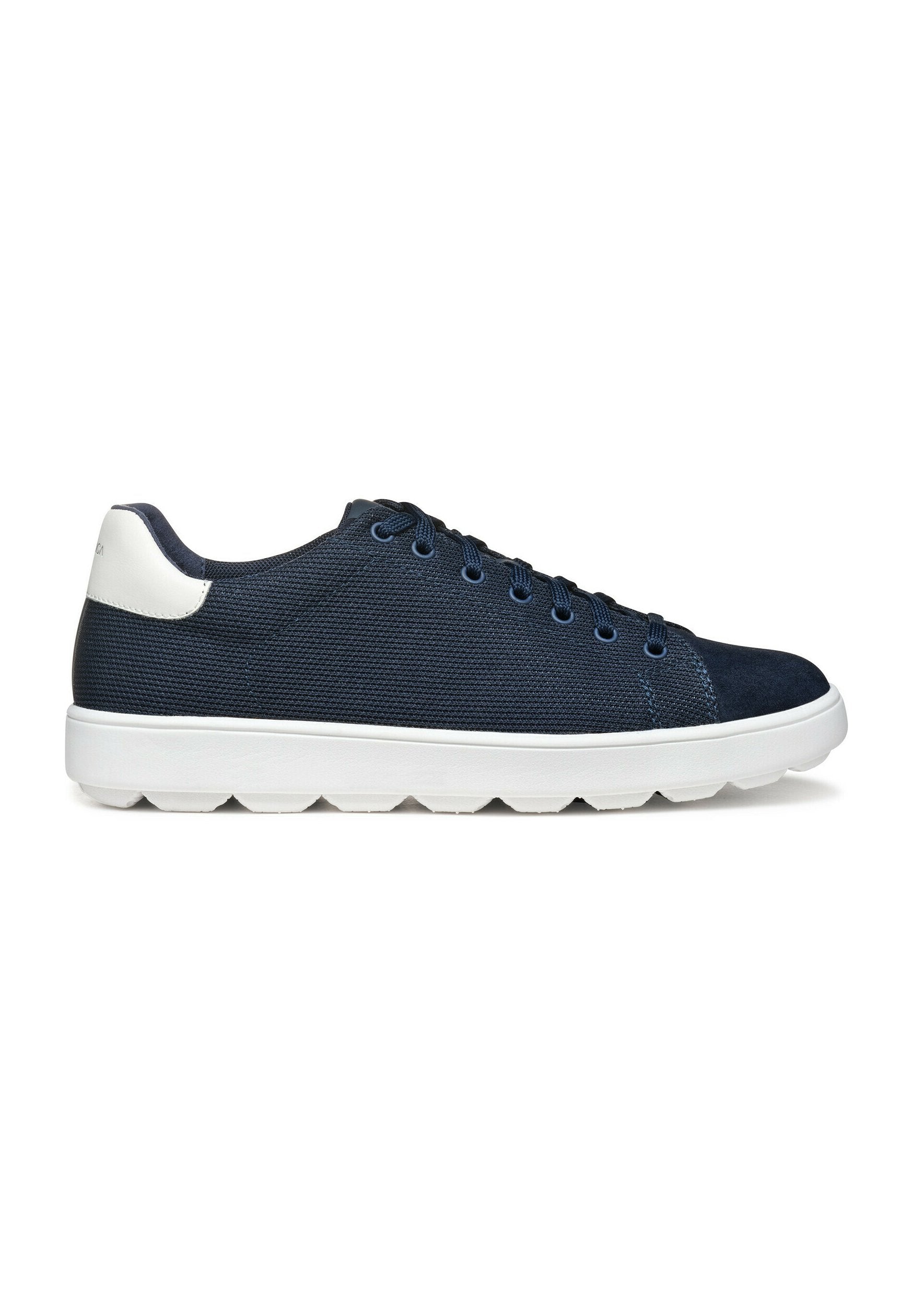 Marineblaue Sneaker mit einem strukturierten Stoff-Obermaterial, weißer Gummisohle und blauen Schnürsenkeln. Verfügt über einen kontrastierenden weißen Fersenakzent.