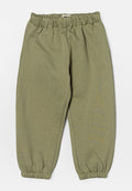 Olivgrüne Jogginghose aus weichem Stoff, mit elastischem Bund, seitlichen Taschen und elastischen Bündchen an den Knöcheln.