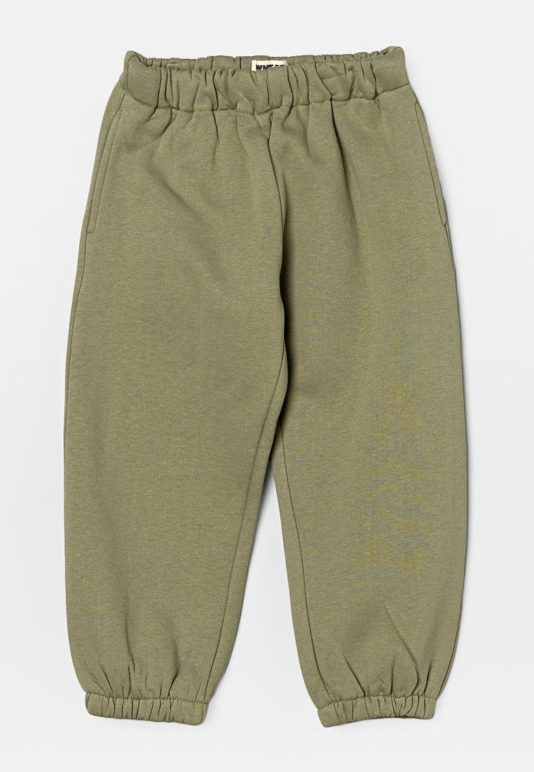 Olivgrüne Jogginghose aus weichem Stoff, mit elastischem Bund, seitlichen Taschen und elastischen Bündchen an den Knöcheln.