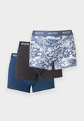 Drei Paar Hollister Herren-Boxershorts in Blau, Schwarz und Blau mit weißem tropischem Print, übereinander gestapelt auf weißem Hintergrund.