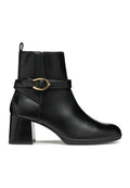 Schwarze Knöchel Stiefel aus glattem Leder mit abgerundetem Zeh, seitlichem Reißverschluss und einem dekorativen Riemen mit einer goldfarbenen Schnalle. Fetter Blockabsatz.