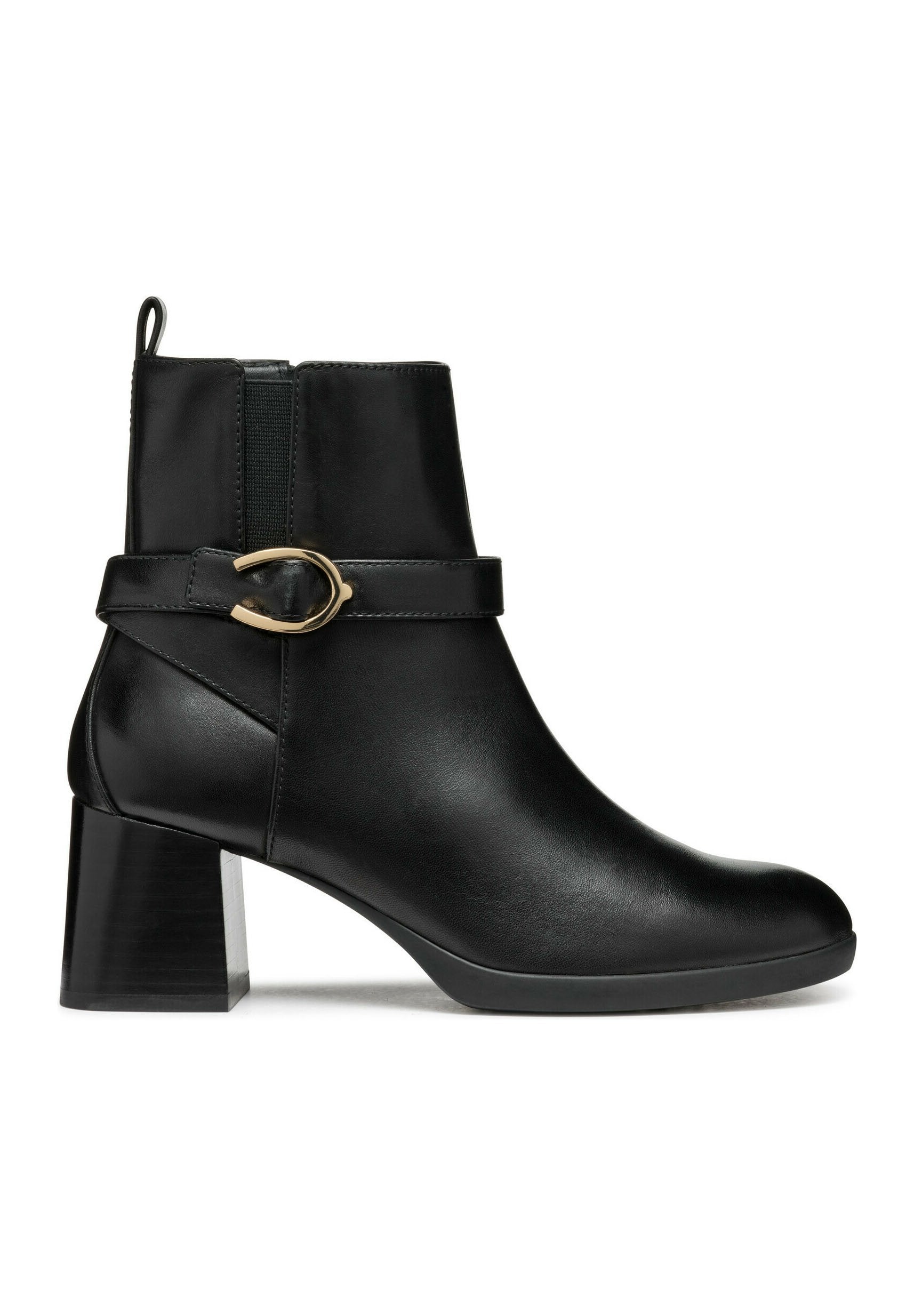 Schwarze Knöchel Stiefel aus glattem Leder mit abgerundetem Zeh, seitlichem Reißverschluss und einem dekorativen Riemen mit einer goldfarbenen Schnalle. Fetter Blockabsatz.