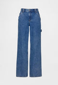 Blaue Denim-Jeans mit weitem Bein, hoher Taille, traditionellem Fünf-Taschen-Design und seitlichem Logopatch. Der Saum ist mit rohem Abschluss verarbeitet.