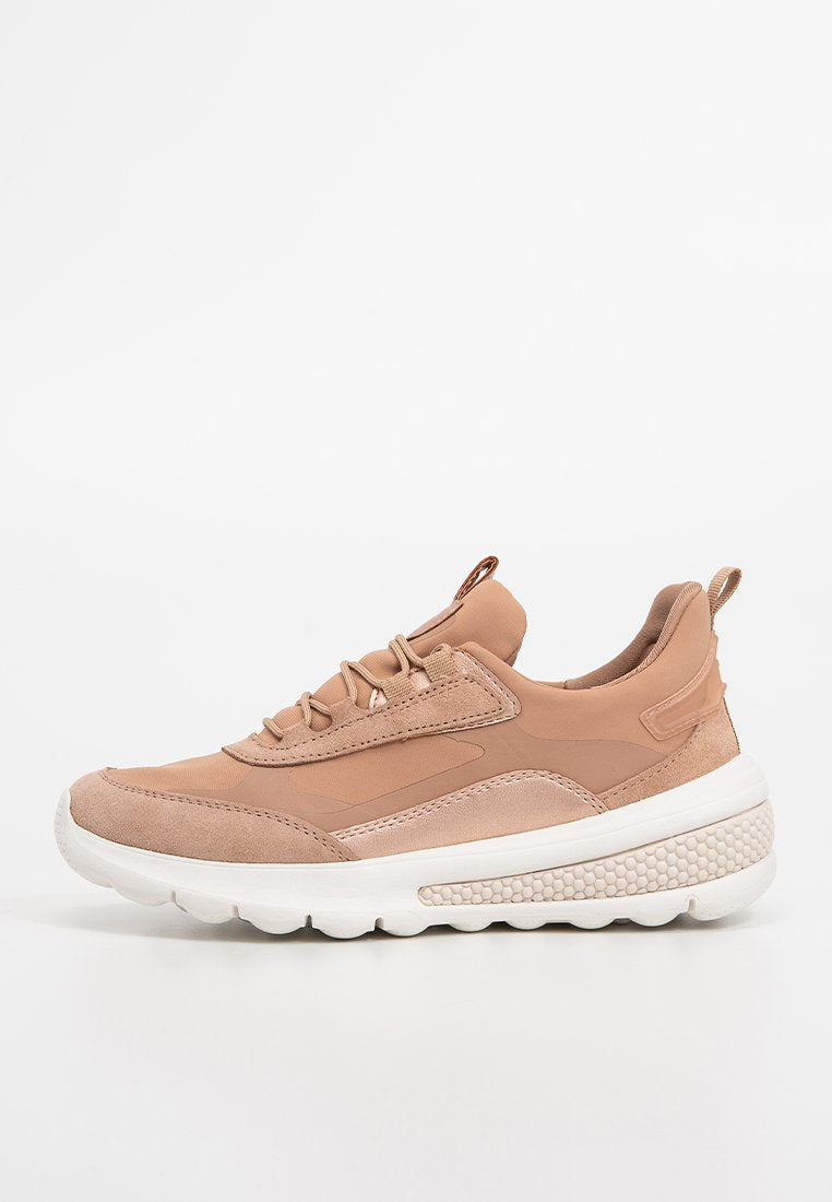 Helle pinke Sportschuhe mit einer Kombination aus glatten und strukturierten Materialien, runder Form, dicker weißer Sohle und Schnürdesign.