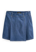 Dunkelblaßer Jeansrock mit ausgestelltem Design, ausgestattet mit einem Bund, Fronttaschen und sichtbaren Nähdetails.