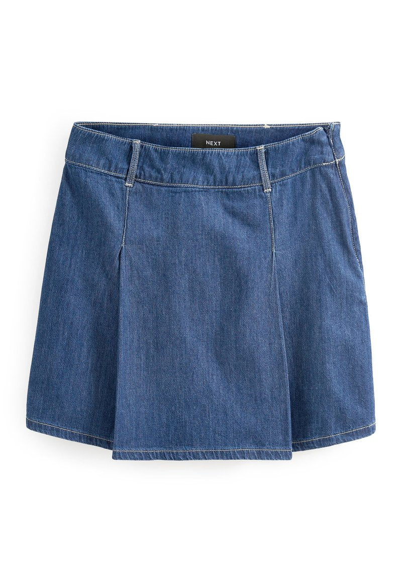 Dunkelblaßer Jeansrock mit ausgestelltem Design, ausgestattet mit einem Bund, Fronttaschen und sichtbaren Nähdetails.