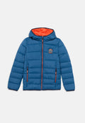 Blaue Steppjacke mit Kapuze, orangefarbenem Innenfutter, Reißverschlusstaschen und einem kleinen Logo-Patch auf der Brust. Strukturierte Steppoptik.