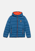 Blaue Steppjacke mit Kapuze, orangefarbenem Innenfutter, Reißverschlusstaschen und einem kleinen Logo-Patch auf der Brust. Strukturierte Steppoptik.