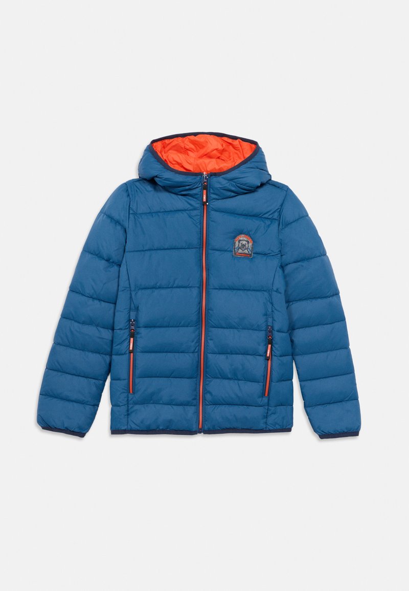 Blaue Steppjacke mit Kapuze, orangefarbenem Innenfutter, Reißverschlusstaschen und einem kleinen Logo-Patch auf der Brust. Strukturierte Steppoptik.