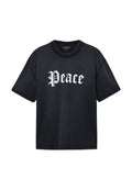 Schwarzes Baumwoll-T-Shirt mit kurzen Ärmeln, auf der Vorderseite mit weißem, gotischem Schriftzug "Peace" bedruckt. Rundhalsausschnitt, lockere Passform.