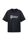 Schwarzes Baumwoll-T-Shirt mit kurzen Ärmeln, auf der Vorderseite mit weißem, gotischem Schriftzug "Peace" bedruckt. Rundhalsausschnitt, lockere Passform.