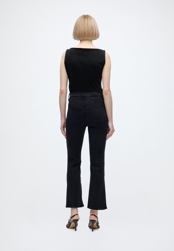 Good American SOFT TECH GOOD STANDARD KICK FLARE JEANS