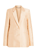 Pfirsichfarbenes Satin-Blazer mit Reverskragen, doppelter Knopfverschluss und seitlichen Taschen. Glatte Textur und taillierte Passform.