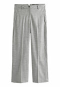 Graue Karohose mit lockerer Passform, flachem Frontdesign, zwei seitlichen Taschen und einem einzelnen Knopfverschluss an der Taille. Glatte Stofftextur.