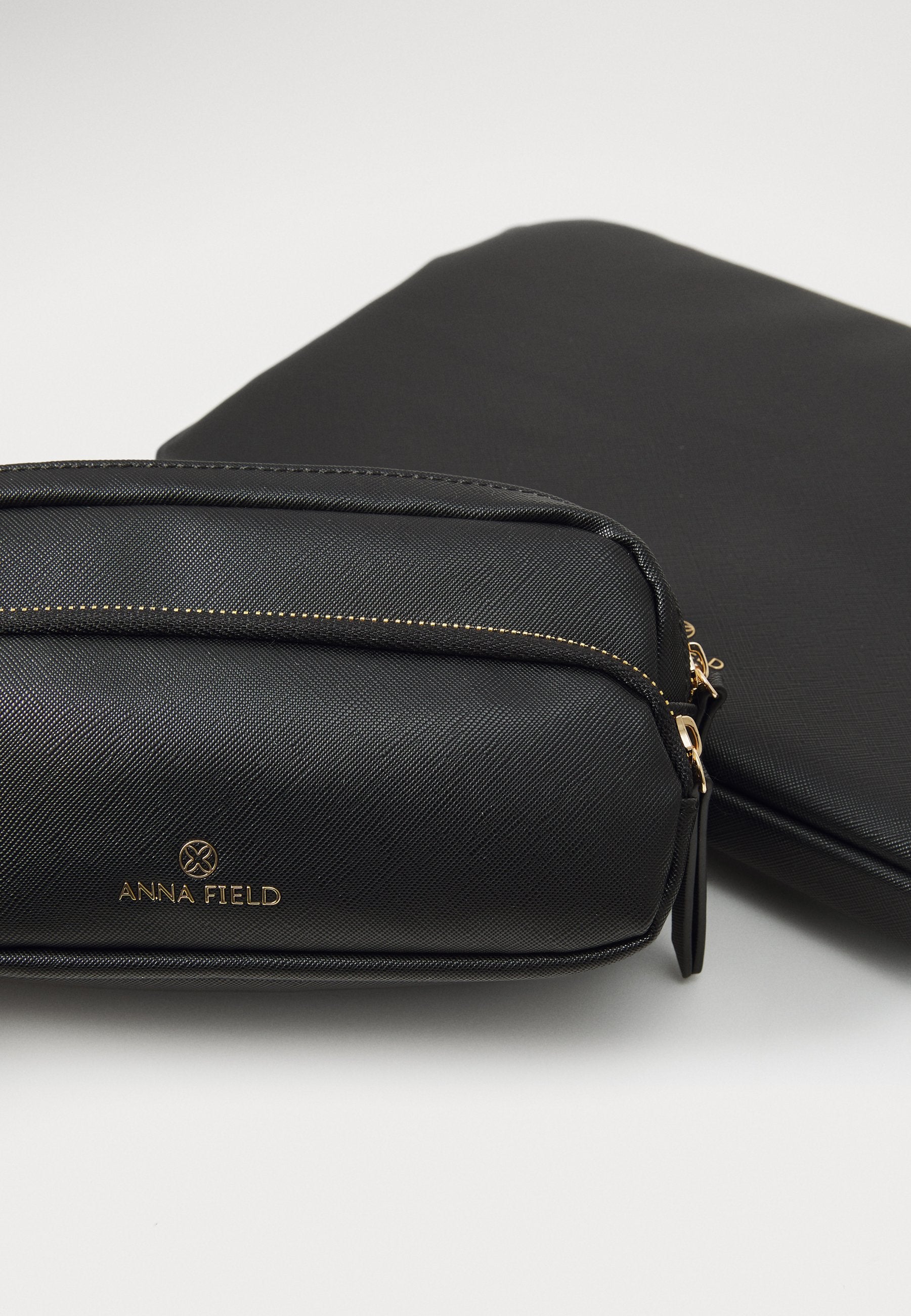 Anna Field SET