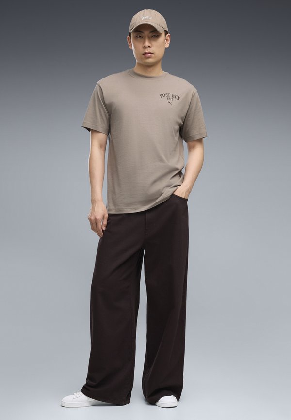 Puma GRAPHIC PUMA CAFE RELAXED T-SHIRT - Print T-shirt - mouse gray