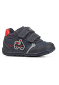 Blauer Lederkinderschuh mit roten Akzenten, zwei Klettverschlüssen und einem dekorativen grauen Patch mit einem Roller-Motiv. Gummisohle.