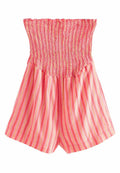 Trägerlose, geraffte Shorts mit einem pink- und gelbgestreiften Muster. Hergestellt aus leichtem Material, mit lockerer Passform und weitem Bein.